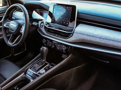 Used 2025 Jeep Compass Latitude w/ Sun & Sound Group image 43