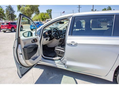 Used 2023 Chrysler Voyager LX FWD image 25
