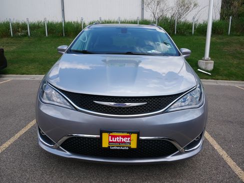 Used 2019 Chrysler Pacifica Touring-L FWD image 2