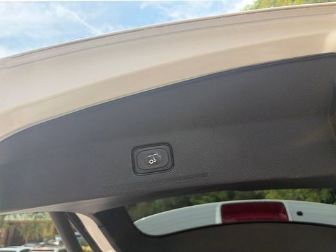 Used 2018 Ford Explorer XLT w/ Equipment Group 202A FWD image 17