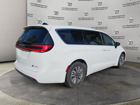 Used 2024 Chrysler Pacifica Select image 5