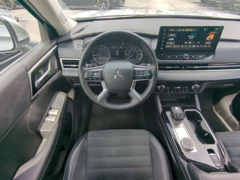 Used 2025 Mitsubishi Outlander SE FWD image 19