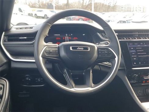 Used 2024 Jeep Grand Cherokee Altitude image 11