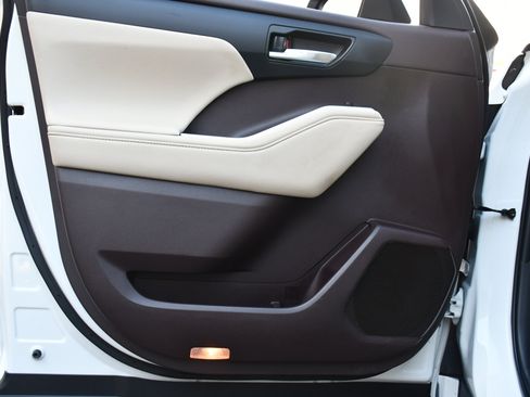 Used 2020 Toyota Highlander XLE image 14