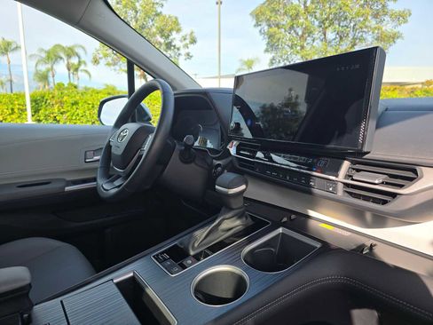 Used 2025 Toyota Sienna XLE image 10