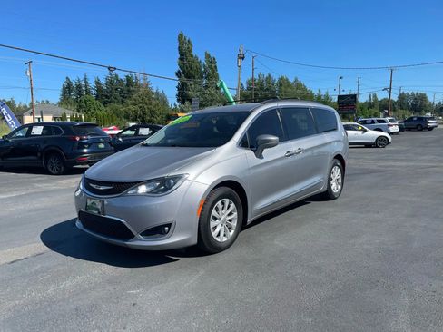 Used 2017 Chrysler Pacifica Touring-L FWD image 5