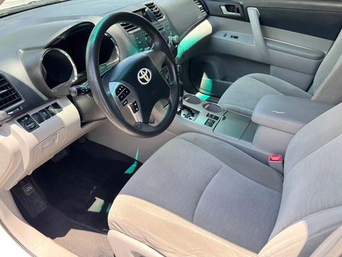 Used 2012 Toyota Highlander FWD w/ Tech Pkg image 11