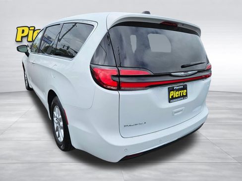 Used 2023 Chrysler Pacifica Touring-L FWD image 3
