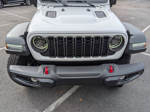 Used 2024 Jeep Wrangler Rubicon image 12