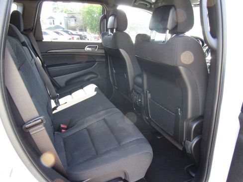 Used 2021 Jeep Grand Cherokee Laredo AWD/4WD image 23
