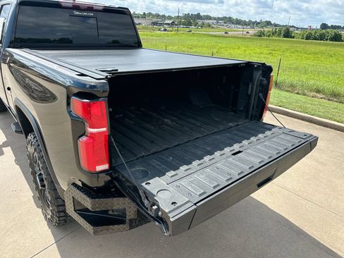 Used 2024 Chevrolet Silverado 2500 High Country w/ High Country Premium Package AWD/4WD image 25