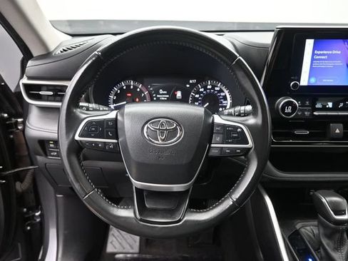 Used 2024 Toyota Highlander LE FWD image 27