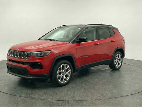 Used 2025 Jeep Compass Limited image 3