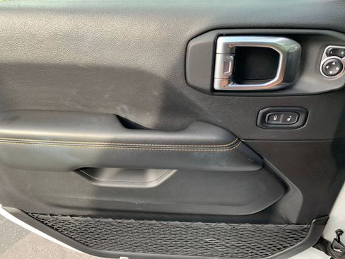 Used 2025 Jeep Wrangler Sahara image 20