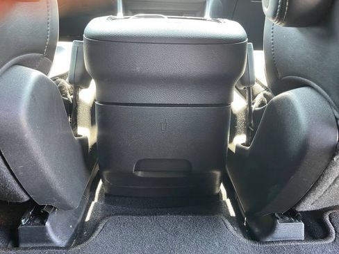 Used 2022 Chrysler Pacifica Limited w/ Uconnect Theater Family Group FWD image 43
