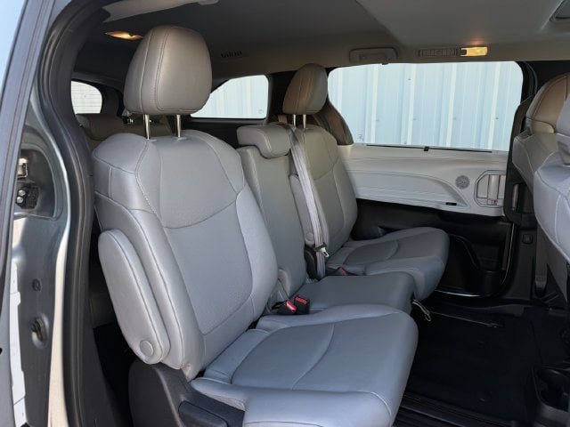 Certified 2025 Toyota Sienna XLE FWD image 33