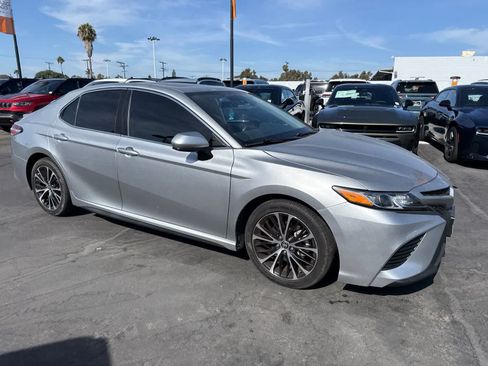Used 2020 Toyota Camry SE FWD image 14