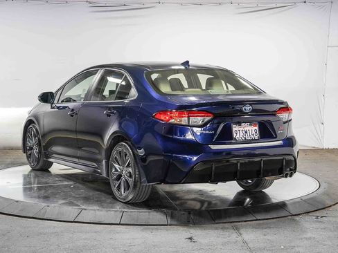 Certified 2025 Toyota Corolla SE w/ SE Premium Package FWD image 3