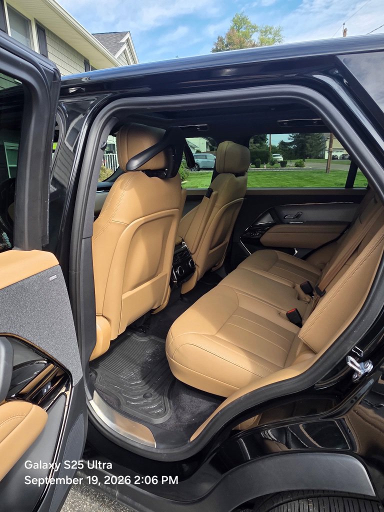 Used 2024 Land Rover Range Rover Sport SE AWD/4WD image 9