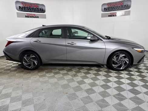 Used 2025 Hyundai Elantra Limited image 4