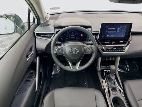 Used 2025 Toyota Corolla Cross XLE w/ Convenience Package FWD image 21