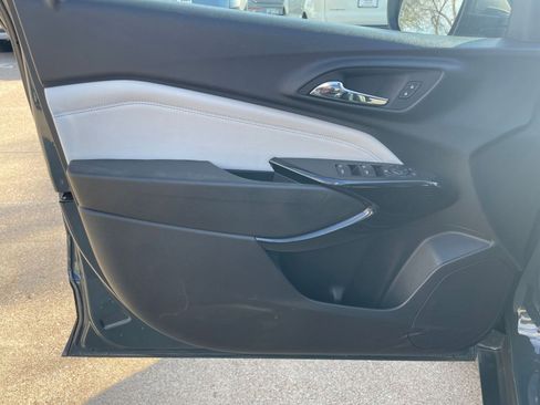 Used 2025 Chevrolet Trax LT image 18