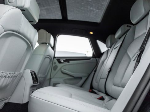 Certified 2023 Porsche Macan image 35