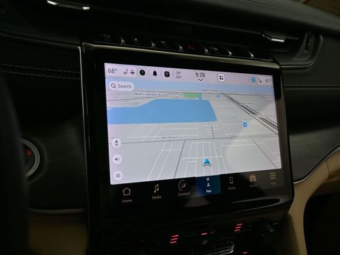 Used 2023 Jeep Grand Cherokee Limited image 19