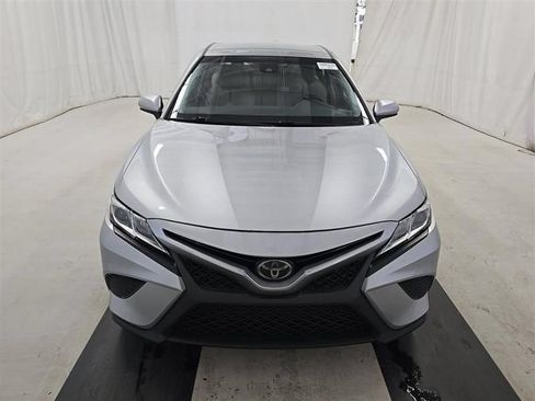 Used 2018 Toyota Camry SE FWD image 1