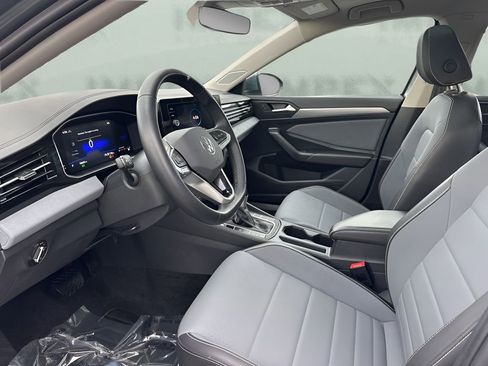 Used 2025 Volkswagen Jetta SE image 9