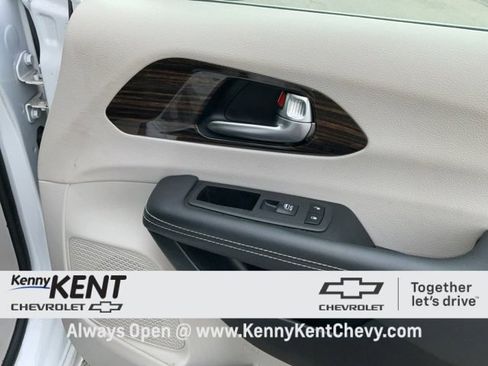 Used 2024 Chrysler Pacifica Limited image 23