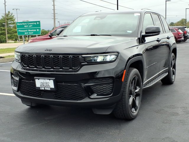 Used 2023 Jeep Grand Cherokee Altitude AWD/4WD image 2