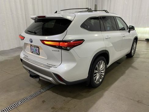 Used 2022 Toyota Highlander Platinum image 3