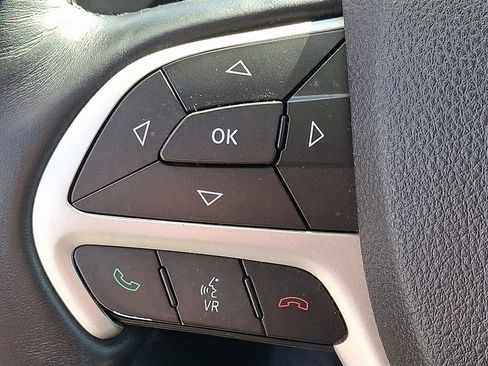 Used 2017 Jeep Cherokee Overland w/ Technology Group image 23