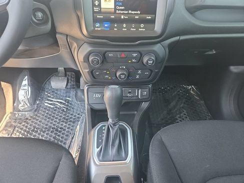 Used 2022 Jeep Renegade Latitude AWD/4WD image 11