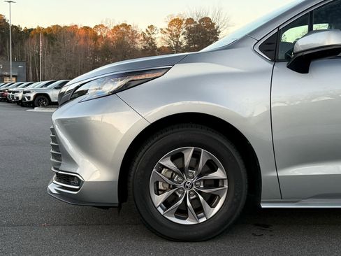 Used 2023 Toyota Sienna XLE image 12