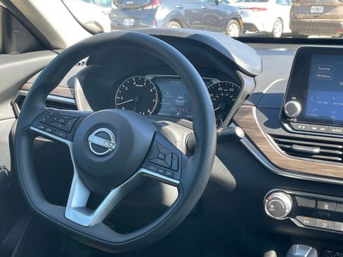 Used 2025 Nissan Altima 2.5 SV FWD image 35