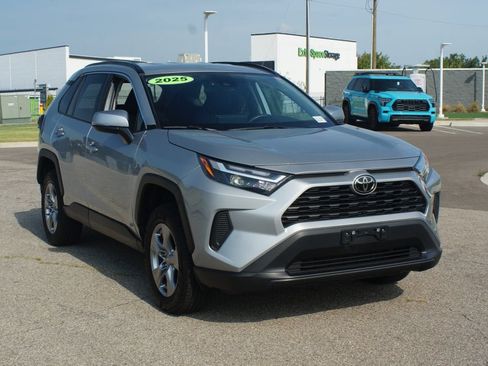 Used 2025 Toyota RAV4 XLE AWD/4WD image 2