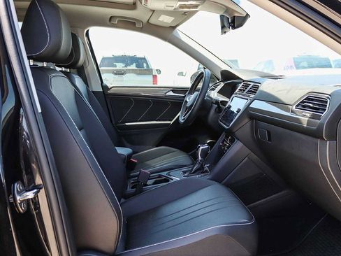 Used 2023 Volkswagen Tiguan SE w/ Panoramic Sunroof Package FWD image 16