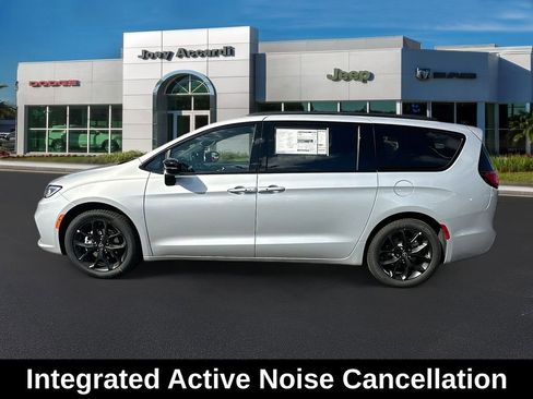 New 2026 Chrysler Pacifica Select w/ S Appearance Package image 5