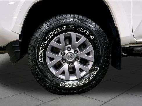 Used 2018 Toyota Tacoma SR5 AWD/4WD image 11
