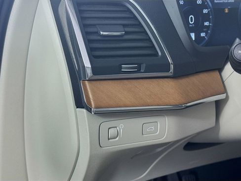 Used 2021 Volvo XC90 T6 Momentum image 10