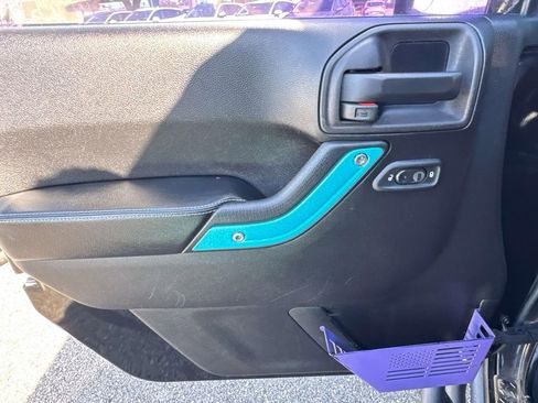 Used 2015 Jeep Wrangler Unlimited Rubicon image 30