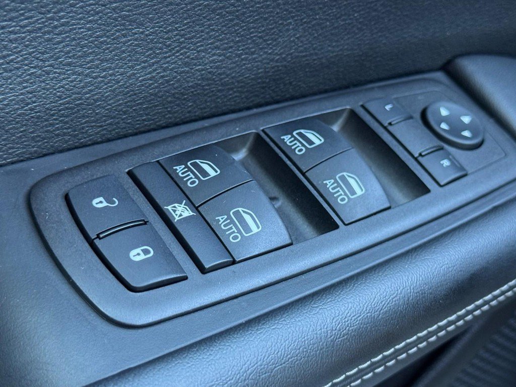 Used 2025 Chrysler Pacifica Select FWD image 27