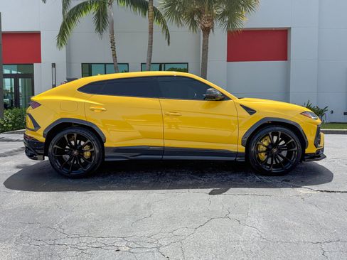 Used 2022 Lamborghini Urus AWD/4WD image 2