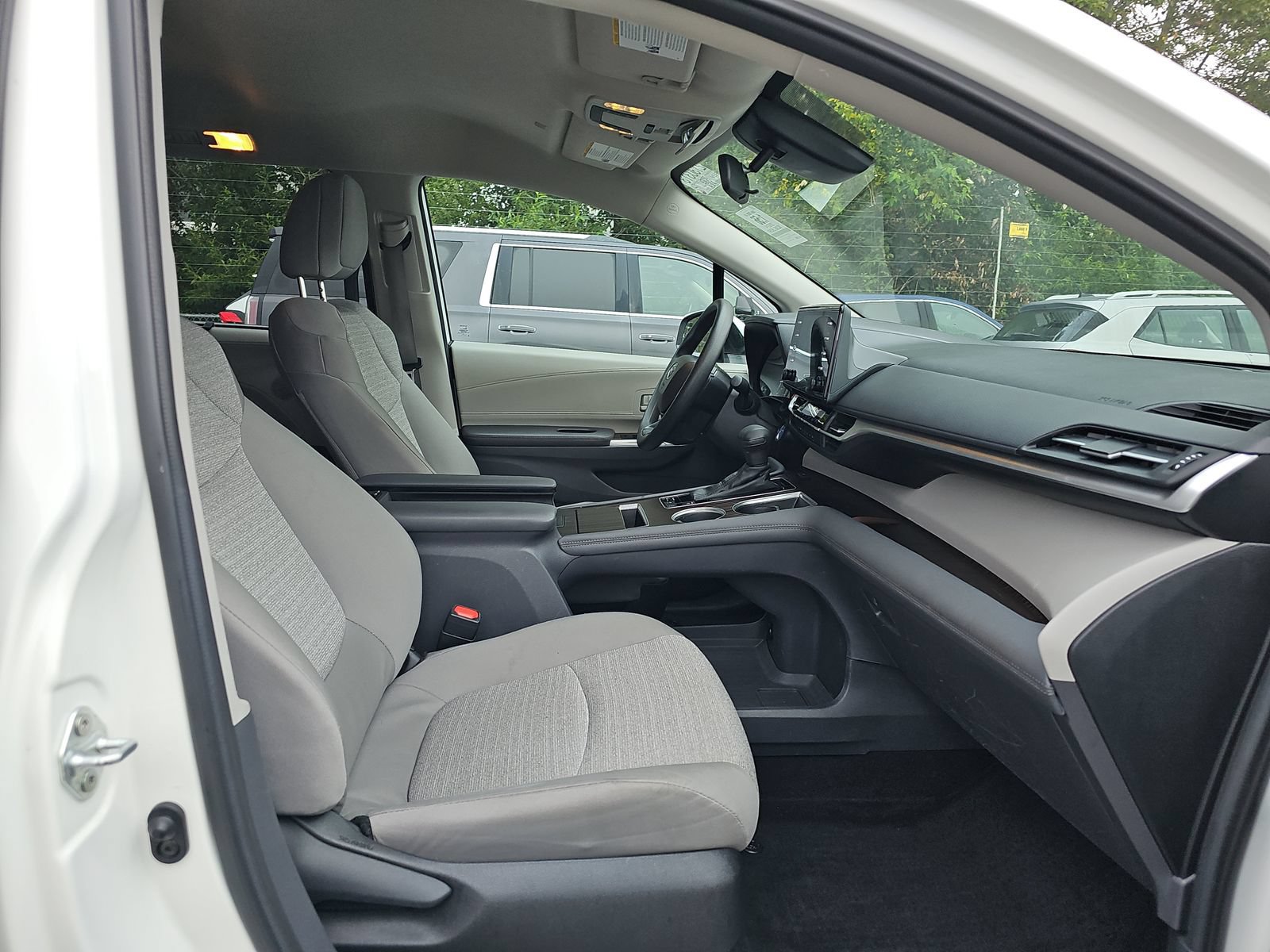 Used 2024 Toyota Sienna LE AWD/4WD image 11