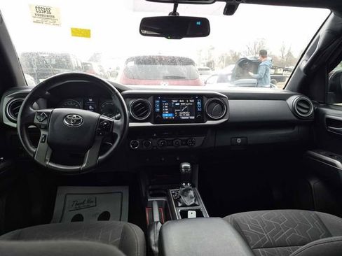 Used 2017 Toyota Tacoma TRD Off-Road image 8