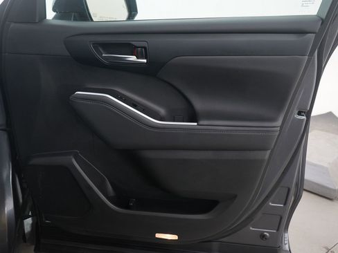 Used 2024 Toyota Highlander XLE image 13