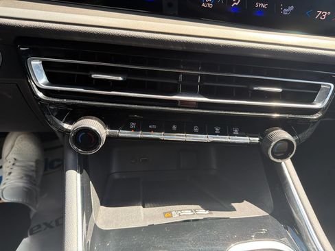 Used 2024 Chevrolet Traverse LT FWD image 15
