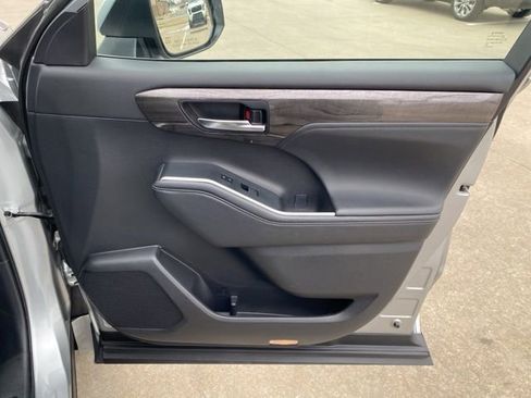 Used 2024 Toyota Highlander Platinum image 25